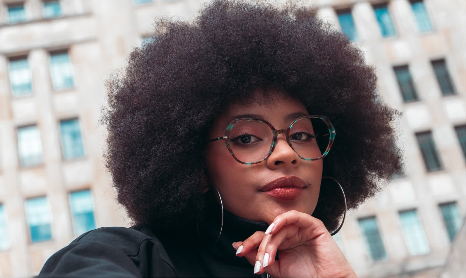 Mujer con gafas GEO